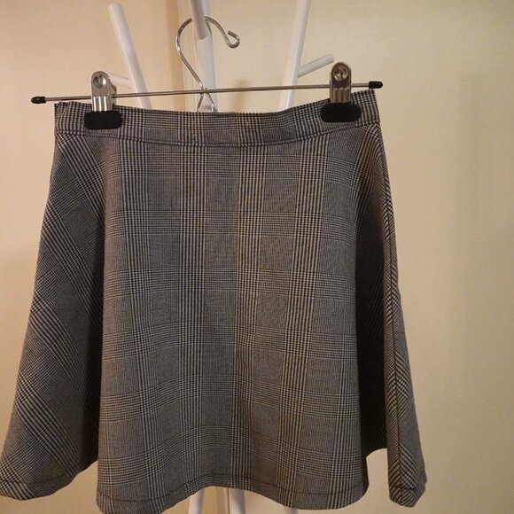 American Apparel Check Circle Skirt in Black and White. Size Extra Small. - Picture 4 of 7